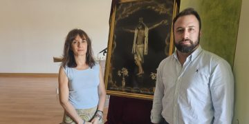 Villar de Gallimazo devuelve al Cristo de la Custodia su esplendor original en las manos de la restauradora Isabel Pantaleón