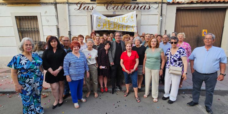 Julio Gómez Sañudo recibe en Peñaranda el emotivo homenaje de sus alumnos por su labor de maestro: «enseñas con el corazón»