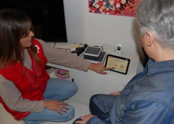 Voces en Red: la iniciativa de Cruz Roja para paliar la soledad no deseada que reciben ya 34 personas en la zona de Peñaranda