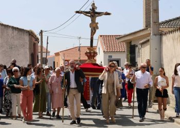 Ventosa del Río Almar acompaña al Santo Cristo de la Calzada y a la Virgen en un desfile encabezado por el histórico pendón