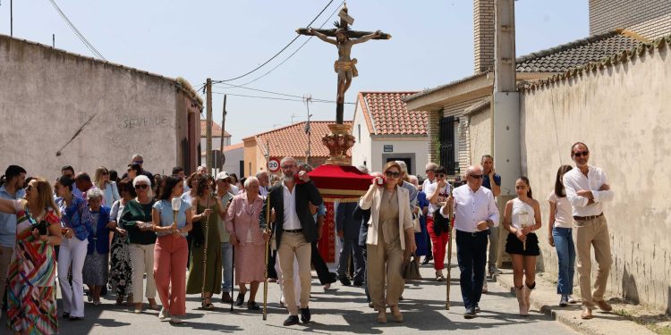 Ventosa del Río Almar acompaña al Santo Cristo de la Calzada y a la Virgen en un desfile encabezado por el histórico pendón