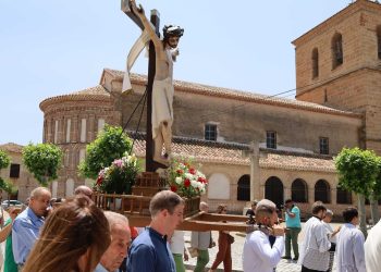 Villar de Gallimazo recibe al Santo Cristo de la Custodia tras su restauración en un desfile amenizado por el grupo Alborada
