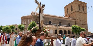 Villar de Gallimazo recibe al Santo Cristo de la Custodia tras su restauración en un desfile amenizado por el grupo Alborada