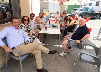 Vecinos y visitantes comparten en Villar de Gallimazo un guiso de patatas con carne en las celebraciones de Pentecostés