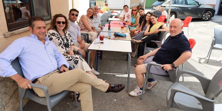 Vecinos y visitantes comparten en Villar de Gallimazo un guiso de patatas con carne en las celebraciones de Pentecostés
