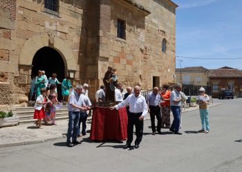 Moríñigo acompaña a San Antonio de Padua en su procesión y las fiestas dan comienzo con un gran convite en el salón municipal