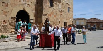 Moríñigo acompaña a San Antonio de Padua en su procesión y las fiestas dan comienzo con un gran convite en el salón municipal