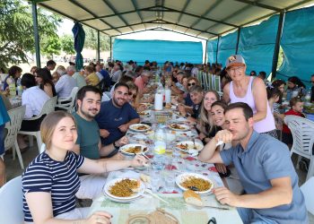 Moríñigo disfruta en el parque nuevo de una comida popular con la que se han recaudado fondos para arreglar el tejado de la iglesia