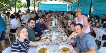 Moríñigo disfruta en el parque nuevo de una comida popular con la que se han recaudado fondos para arreglar el tejado de la iglesia