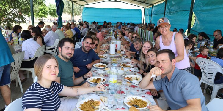 Moríñigo disfruta en el parque nuevo de una comida popular con la que se han recaudado fondos para arreglar el tejado de la iglesia
