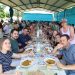 Moríñigo disfruta en el parque nuevo de una comida popular con la que se han recaudado fondos para arreglar el tejado de la iglesia
