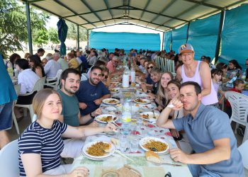 Moríñigo disfruta en el parque nuevo de una comida popular con la que se han recaudado fondos para arreglar el tejado de la iglesia