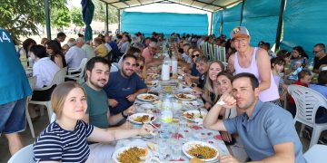 Moríñigo disfruta en el parque nuevo de una comida popular con la que se han recaudado fondos para arreglar el tejado de la iglesia