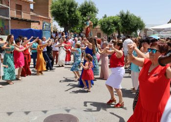 Paradinas de San Juan acompaña a San Pedro Apóstol en la misa y procesión con los bailes típicos a los sones del grupo Adobe