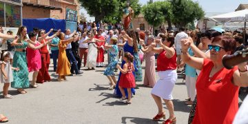 Paradinas de San Juan acompaña a San Pedro Apóstol en la misa y procesión con los bailes típicos a los sones del grupo Adobe