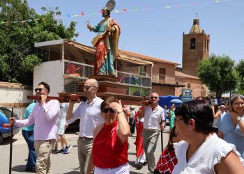 Paradinas de San Juan acompaña a San Pedro Apóstol en la misa y procesión con los bailes típicos a los sones del grupo Adobe
