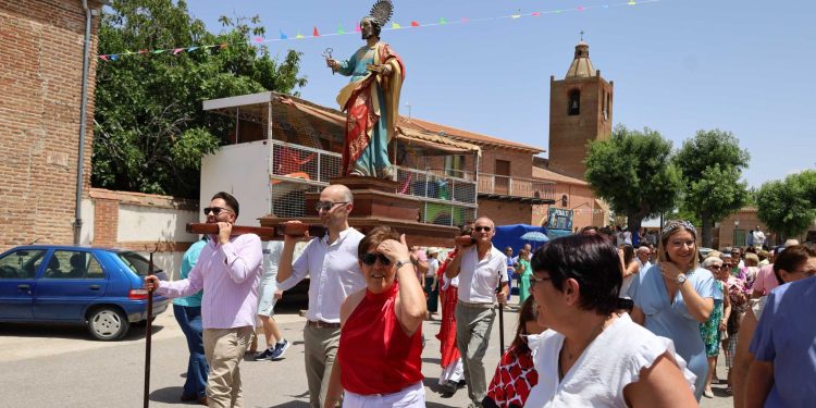 Paradinas de San Juan acompaña a San Pedro Apóstol en la misa y procesión con los bailes típicos a los sones del grupo Adobe
