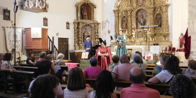 «Arcos y Ecos» llega a la iglesia de Villar de Gallimazo en la cuarta representación en la comarca y sexta en la provincia