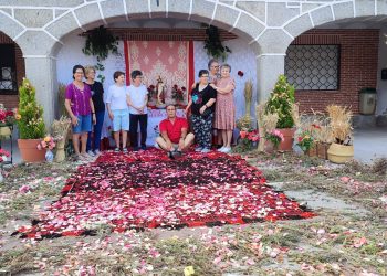 Santiago de la Puebla, Bóveda del Río Almar y Moríñigo, fieles a la tradición del Corpus decorando las calles con bellos altares