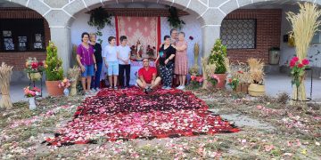 Santiago de la Puebla, Bóveda del Río Almar y Moríñigo, fieles a la tradición del Corpus decorando las calles con bellos altares