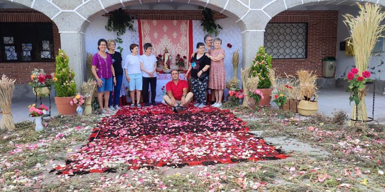 Santiago de la Puebla, Bóveda del Río Almar y Moríñigo, fieles a la tradición del Corpus decorando las calles con bellos altares