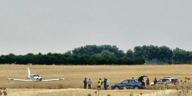 Aterrizaje forzoso de una avioneta en una tierra de cultivo entre los términos municipales de Rágama (Salamanca) y Rasueros