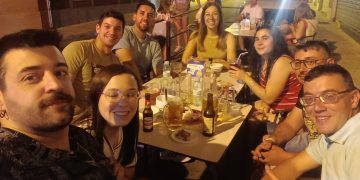 Alberto y Vanesa comparten con sus amigos en Peñaranda la feliz noticia de su boda en 2026 y empieza la cuenta atrás