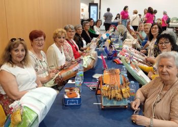 Un grupo de encajeras de Peñaranda participa hoy en el Palacio de Congresos en el Encuentro de Bolillos «Ciudad de Salamanca»