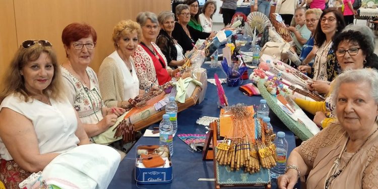 Un grupo de encajeras de Peñaranda participa hoy en el Palacio de Congresos en el Encuentro de Bolillos «Ciudad de Salamanca»