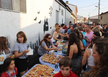 Las peñas y sus pinchos protagonizan el arranque festivo en El Campo de Peñaranda con una gran animación en las calles