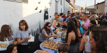 Las peñas y sus pinchos protagonizan el arranque festivo en El Campo de Peñaranda con una gran animación en las calles