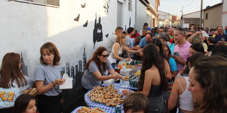 Las peñas y sus pinchos protagonizan el arranque festivo en El Campo de Peñaranda con una gran animación en las calles