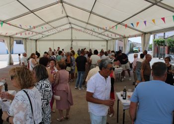 Día grande de las fiestas en El Campo de Peñaranda con los actos religiosos del Corpus y un animado vermut en la carpa