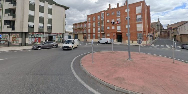 La Guardia Civil de Peñaranda detiene a un hombre en la rotonda de San Lázaro por quebrantar una orden de alejamiento