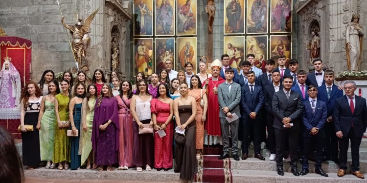 El obispo de la Diócesis de Salamanca preside en Peñaranda la ceremonia de confirmación de medio centenar de jóvenes