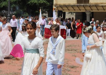 Peñaranda celebra el Corpus Christi con una solemne procesión protagonizada por los niños y niñas de Primera Comunión