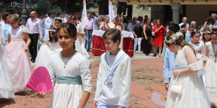 Peñaranda celebra el Corpus Christi con una solemne procesión protagonizada por los niños y niñas de Primera Comunión