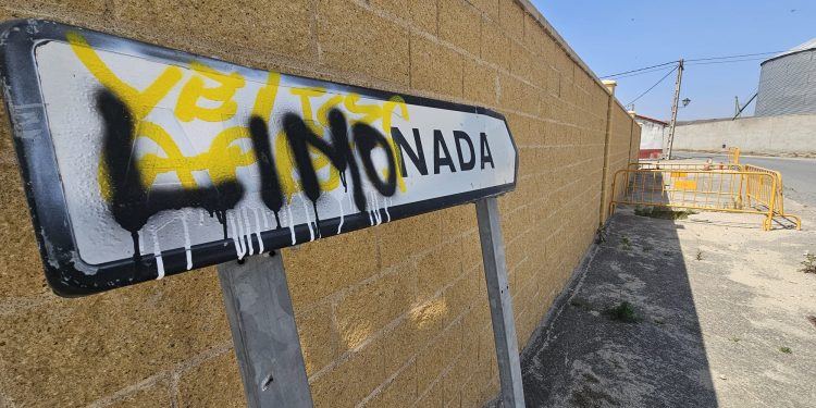 «Limonada», el nuevo pueblo de la comarca: los gamberros tienen marcado de nuevo su objetivo en las señales viales de población