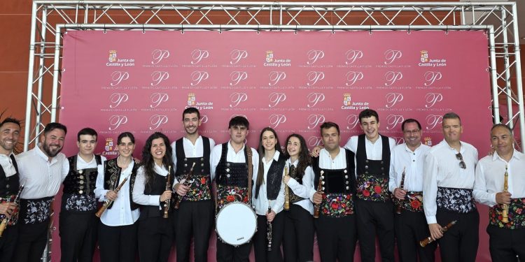 Macotera y sus dulzaineros brillan con luz propia en la entrega de los Premios Castilla y León 2024 celebrada en Valladolid
