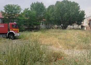Los Bomberos sofocan en Peñaranda un conato de incendio en un solar lleno de maleza junto a la carretera de Medina