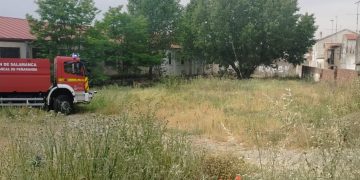 Los Bomberos sofocan en Peñaranda un conato de incendio en un solar lleno de maleza junto a la carretera de Medina