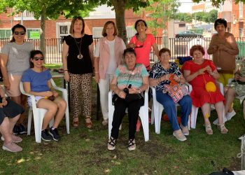 Las Ganchilleras en Acción conmemoran en Peñaranda el Día de Tejer en Público mostrando sus labores en el parque La Huerta