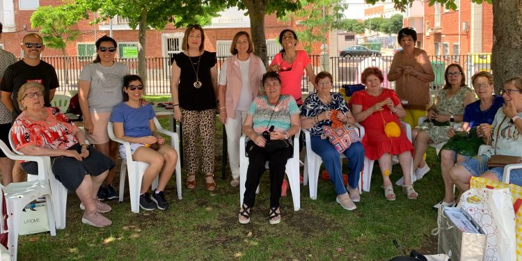Las Ganchilleras en Acción conmemoran en Peñaranda el Día de Tejer en Público mostrando sus labores en el parque La Huerta