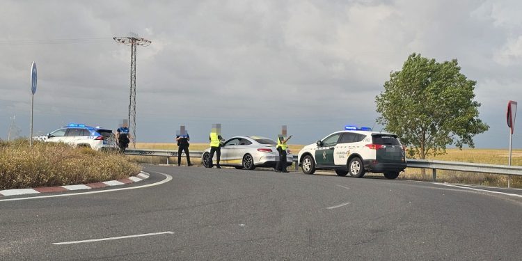 Guardia Civil y Policía Local de Peñaranda identifican en el enlace de la A-50 al conductor de un vehículo, al parecer, sin la ITV