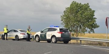 Guardia Civil y Policía Local de Peñaranda identifican en el enlace de la A-50 al conductor de un vehículo, al parecer, sin la ITV