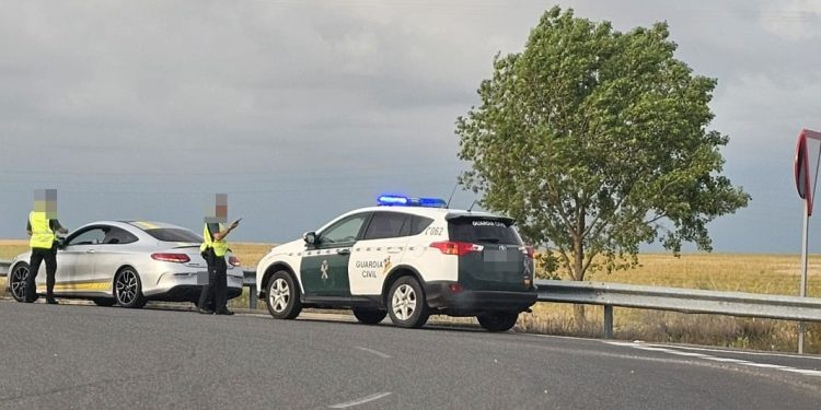 Guardia Civil y Policía Local de Peñaranda identifican en el enlace de la A-50 al conductor de un vehículo, al parecer, sin la ITV