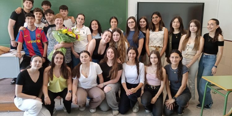 Carmen Blázquez, profesora del IES Germán Sánchez Ruipérez de Peñaranda, se jubila y recibe el agradecimiento de sus alumnos