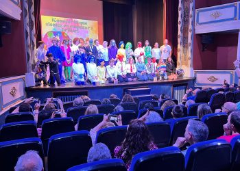 Los alumnos del colegio La Encarnación llenan de aplausos y solidaridad el teatro Calderón de Peñaranda con su obra «Del revés»