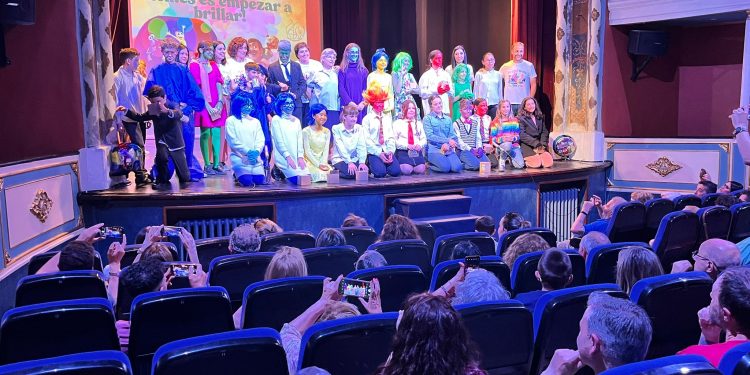 Los alumnos del colegio La Encarnación llenan de aplausos y solidaridad el teatro Calderón de Peñaranda con su obra «Del revés»