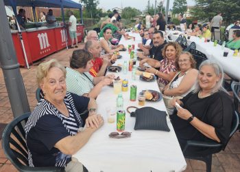 La fiesta del barrio peñarandino de Los Chopos reúne a vecinos y visitantes en torno a una barbacoa seguida de juegos y música